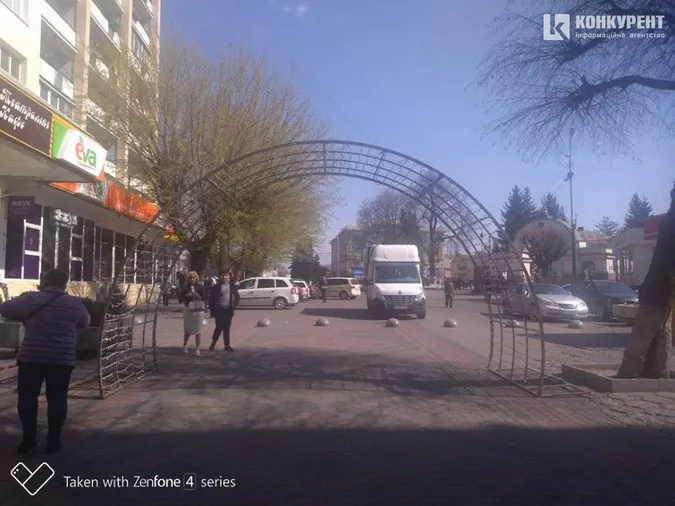 У центрі Луцька встановлюють святкові арки (фото)
