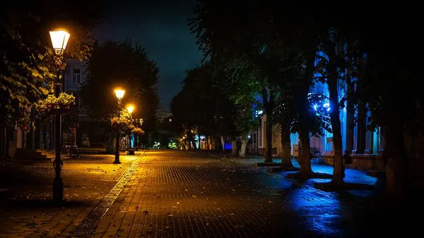 Луцьк після осіннього дощу: фотограф опублікував світлини нічного міста (фото)