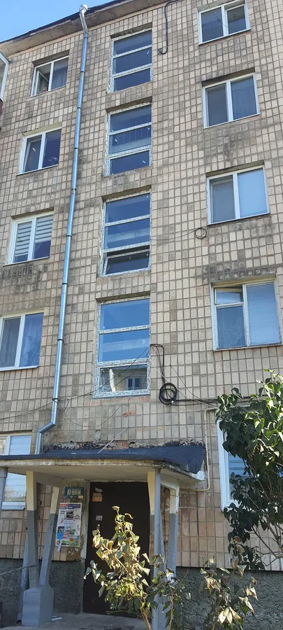У Луцьку безкоштовно замінили понад 130 вікон у будинках, які постраждали від атаки рф (фото)