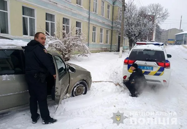 На Волині поліцейські допомагають водіям вибратися із снігового полону