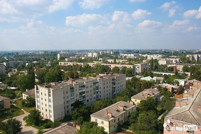 У Луцьку на перехресті хитається будинок