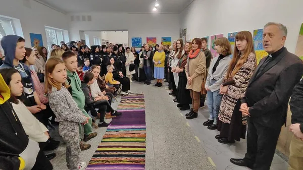 Картини дітей, які постраждали від війни: у Луцьку презентували виставку (фото, відео)