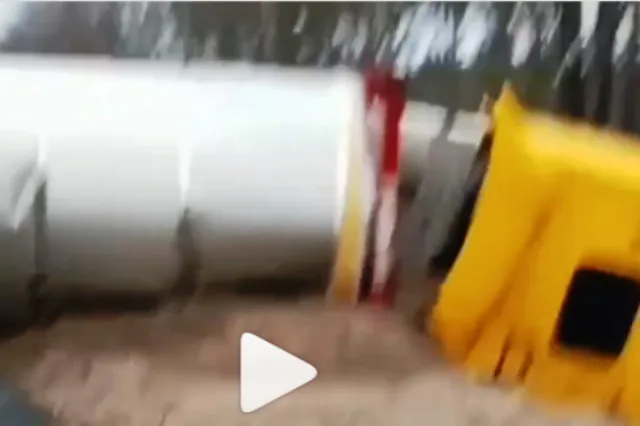 На Волині з дороги злетіла вантажівка з цистерною і перекинулась (відео)