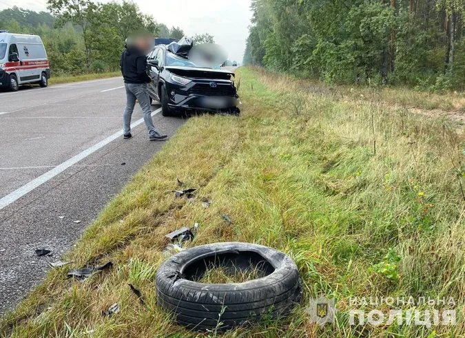 Легковик зіткнувся з вантажівкою під час обгону: деталі страшної ДТП на Маневиччині (фото)