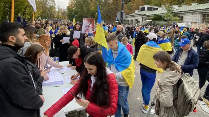 «Референдум» у Варшаві: «анексували» російське посольство (відео)
