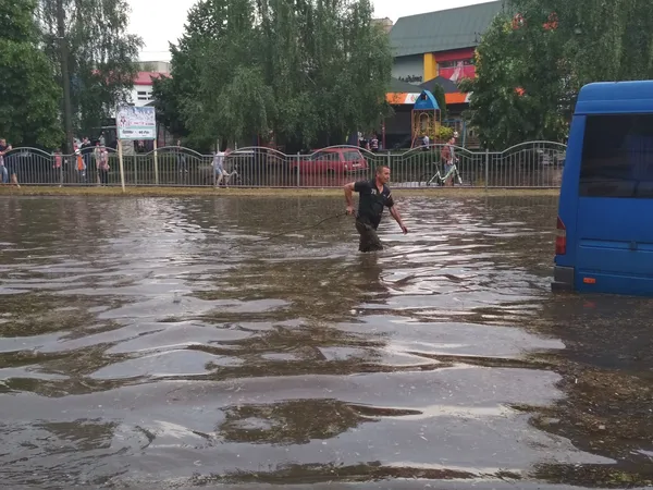 У Луцьку біля «Салюта» у «водяному полоні» опинилася швидка (фото)