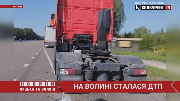 «П'яна» ДТП: на Волині вантажівка в'їхала у припаркований DAF (фото, відео)