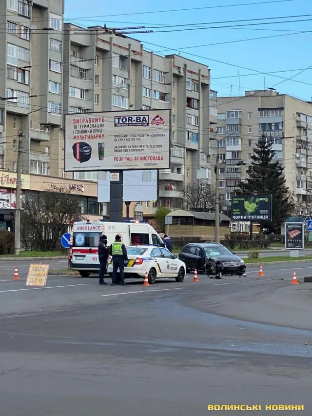 Відірване колесо і побитий капот: у Луцьку авто влетіло в стовп (фото)