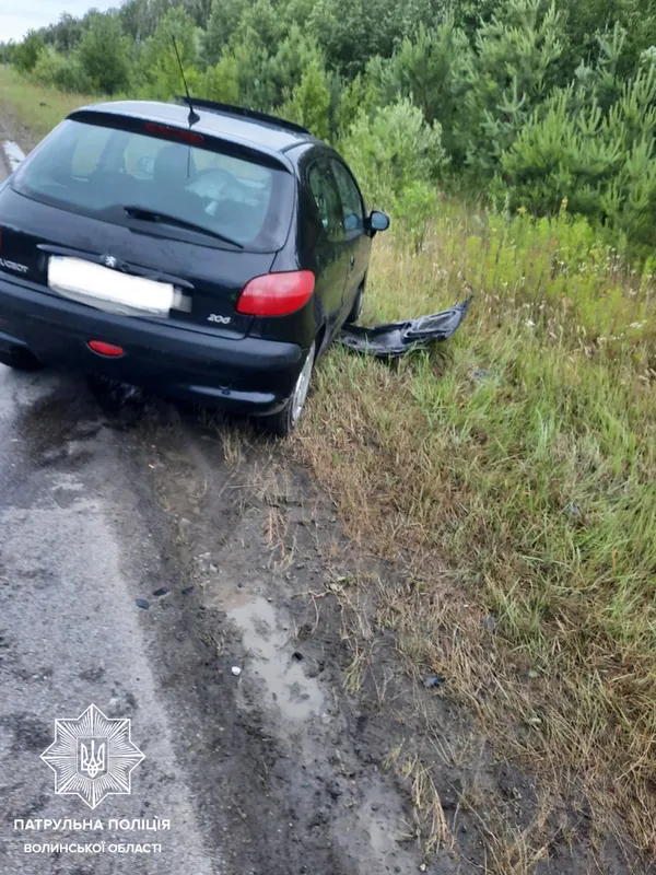 На «Варшавці» жінка на «пежо» протаранила припарковану фуру (фото, відео)