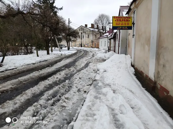 Луцького політолога обурила нерозчищена Замкова площа (фото)