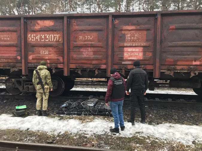На Волині у вагоні з дротами знайшли сигарети (фото, відео)