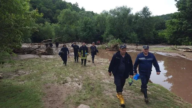 На Тернопільщині через зливу загинули дві юначки і водій: машину змило