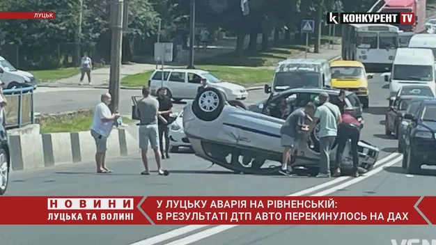 Влаштували перегони: у Луцьку на мосту перекинувся легковик (відео)