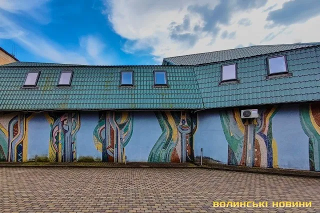 Прогулюючись Луцьком: показали найцікавіші мозаїки міста (фото)