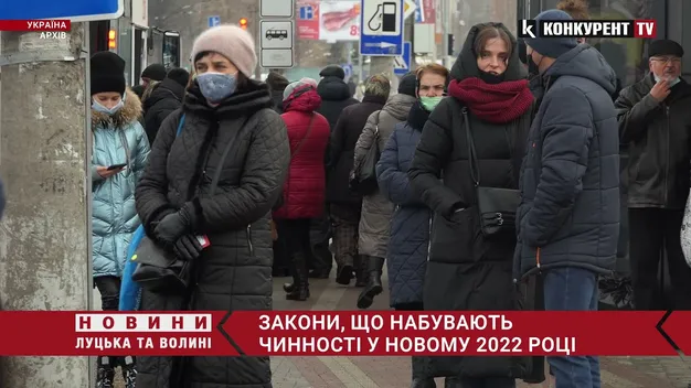Пакети, касові апарати, зарплати лікарям і стипендії. Що зміниться в Україні з 1 січня (відео)