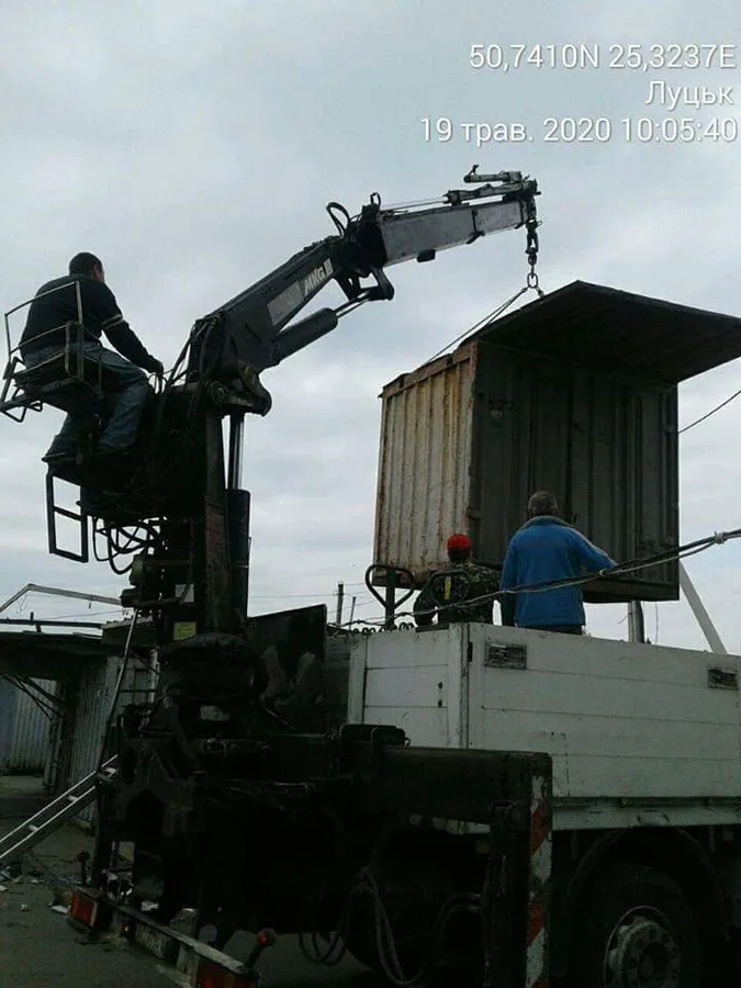Із Центрального ринку продовжують перевозити контейнери (фото)
