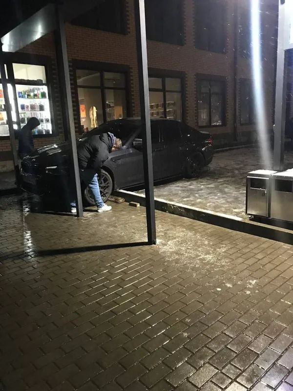 У Луцьку авто влетіло в зупинку навпроти «Гостинця» (фото)