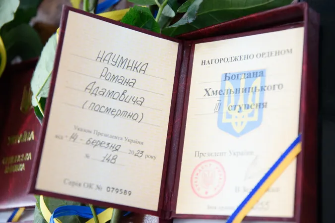 У Луцьку рідним загиблих воїнів вручили їхні ордени (фото)
