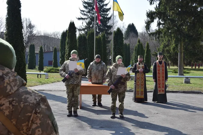 Мобілізовані та контрактники, чоловіки та жінки: у Луцьку склали присягу прикордонники (фото)