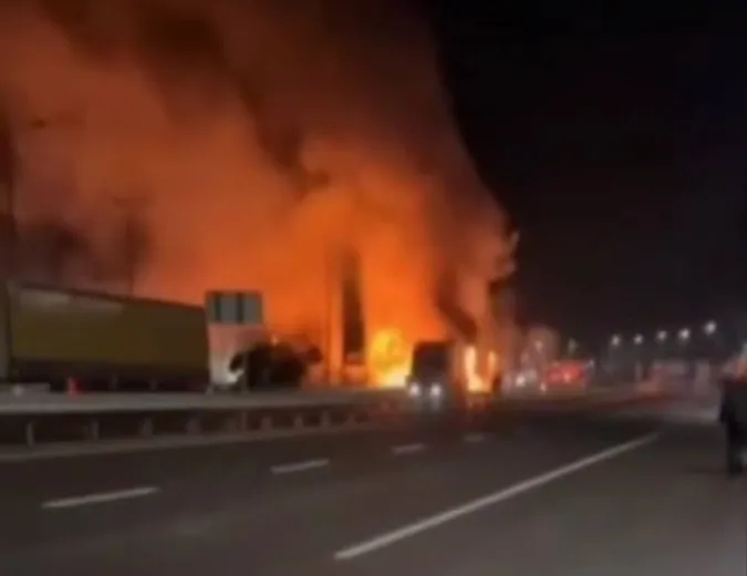 Росіяни влучили по АЗС біля ПП «Ягодин» на кордоні з Польщею – спалахнула масштабна пожежа (відео)