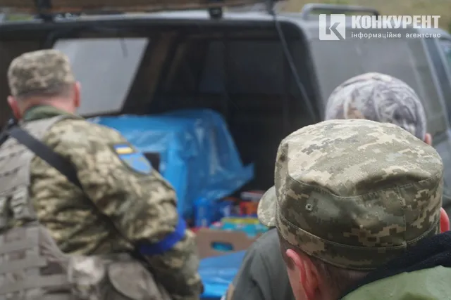 Позашляховик для ЗСУ: у Луцьку волонтери передали авто військовим (фото, відео)