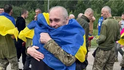 Четвертий обмін за тиждень: в Україну повернулися бійці, які були в полоні з 2022 року (фото)