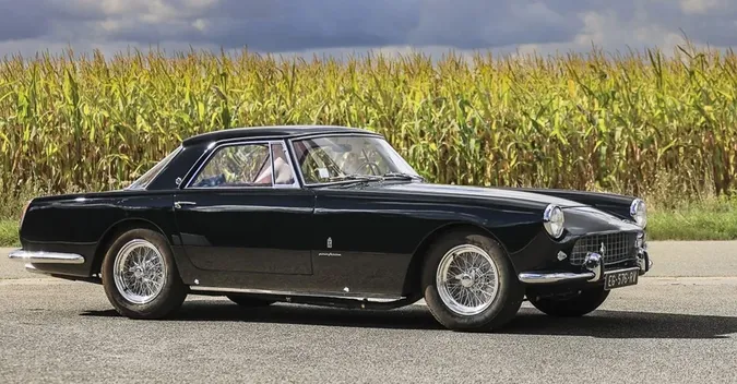 Анджеліна Джолі продає на аукціоні свій вінтажний Ferrari
