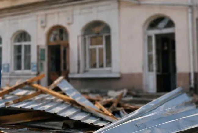 У центрі Торчина зірвало дах із магазину: чому його не могли прибрати одразу після буревію
