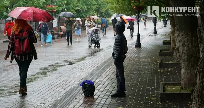 Мокрі етюди: як у серці Луцька люди тікали від літнього дощу (фото)
