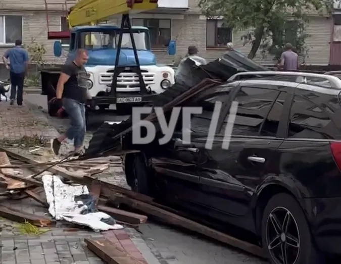 У Володимирі розбирають завали після негоди (відео)