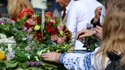 Мовчки та зі сльозами: у Луцьку вшанували пам'ять жертв Другої світової війни (фото)