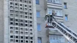 У Луцьку рятувальники запобігли самогубству чоловіка, який хотів стрибнути з п'ятого поверху (відео)