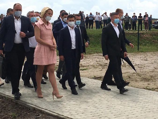 У Крупі зустріли Зеленського (фото, пряма трансляція)