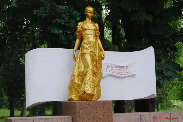 Лесю Українку в луцькому парку знову перефарбували (фотофакт)