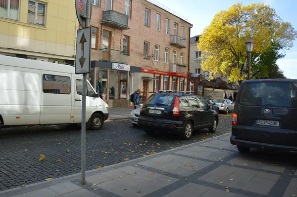 Відтягували тросом: у Луцьку – ДТП на Кривому Валу (фото)