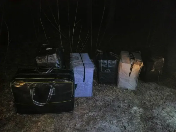 На Волині контрабандисти залишили «Джип» і 49 ящиків сигарет (фото, відео)