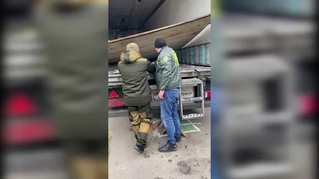 Бензопилою та болгаркою: на Волині із причепа вирізали 27 тисяч пачок сигарет (фото, відео)