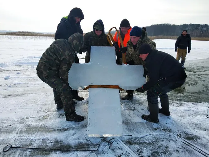 Як на Світязі готували ополонку для освячення води (фото)