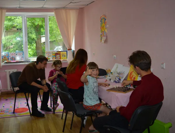 Влада та духовенство Волині відвідали дітей переселенців з подарунками (фото)