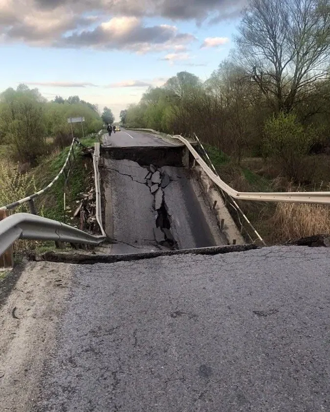 На трасі «Луцьк-Львів» обвалився міст: дорогу перекрили (фото)