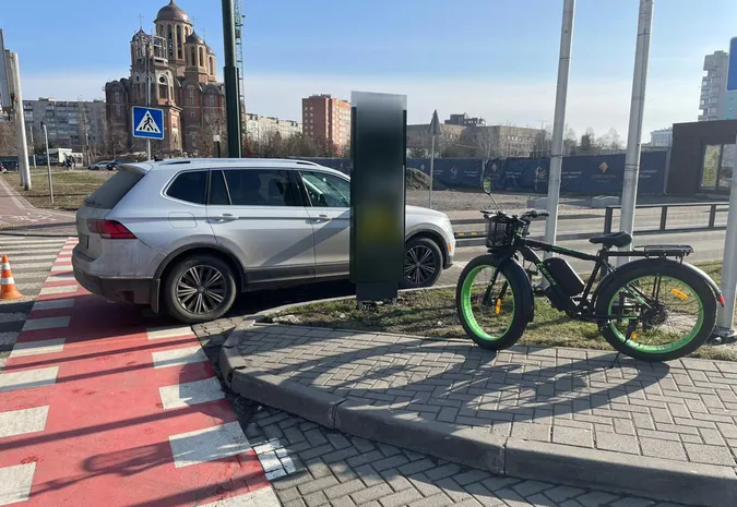 У Луцьку на Соборності Volkswagen збив 60-річного велосипедиста (фото, відео)