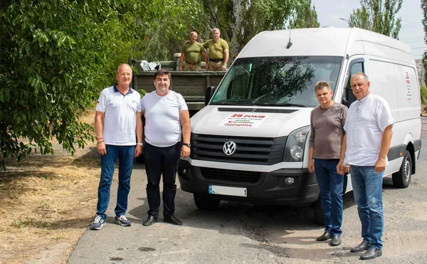 «Батьківщина» у своє 25-річчя відправила на фронт 25 вантажів гуманітарної та військової допомоги (фото)