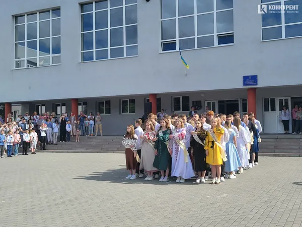 «Бо ми – люди-титани»: як у Луцькому ліцеї №10 танцювали випускний вальс (фото, відео)