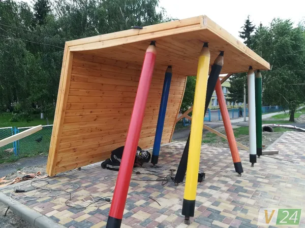 Під Луцьком з мега-олівців «виростає» зупинка (фото)
