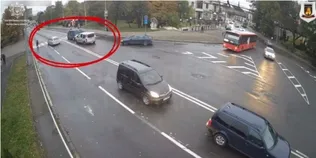 Перетнув подвійну суцільну, виїхав на зустрічну смугу і не пропустив пішоходів: у Луцьку покарали водія-порушника (відео)