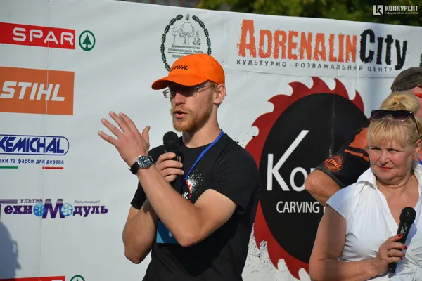 Пил, тріски і палюче сонце: у Луцьку стартував скульптурний фестифаль