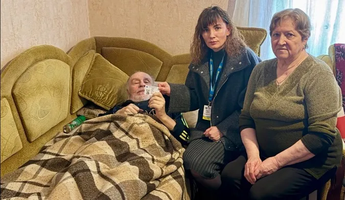 На Волині 68-річному хірургу, який не може ходити, оформили паспорт на дому