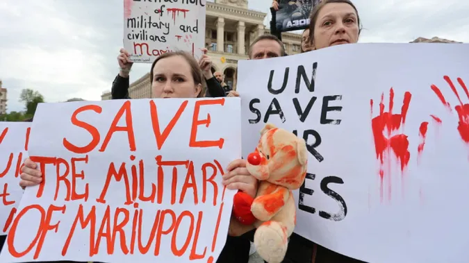 Рашисти вивезли жителів Маріуполя на окуповану територію Донеччини: серед «евакуйованих» є діти (відео)