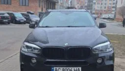 У Луцьку «автохам» на BMW припаркувався на тротуарі (фото)