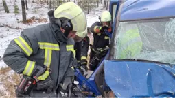 На Волині рятували людину із заблокованого авто (відео)